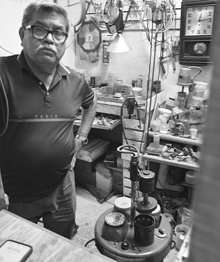 Para ser relojero se necesita paciencia e interés en conocer el mecanismo de los relojes, comparte Avidán desde su local, en el mercado Antonio Riva Palacio de Jojutla. 