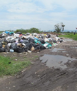 Actualmente la basura se acumula al aire libre.