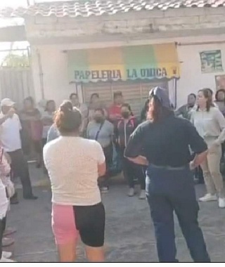 Padres de familia toman primaria en Xoxocotla