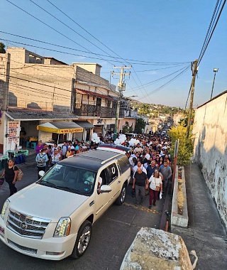 Aspecto de la caravana previa al sepelio del menor, en Tlaltizapán.