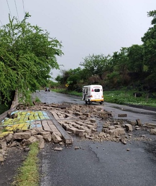 Una barda colapsó a raíz de la lluvia.