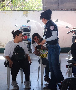 Enseñan a mujeres a reparar motocicletas en Zacatepec