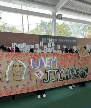 Alumnos irrumpen en evento oficial en Zacatepec para exigir seguridad