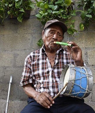El grupo de tecuanes que 40 años atrás fundó Erasmo, bailó por última vez en su casa, frente su féretro, y se despidió del maestro. 