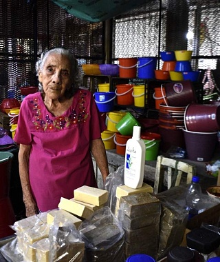 Silvina Flumencia vende artículos de limpieza en el mercado municipal Benito Juárez de Jojutla y agradece que su salud le permite mantener su actividad desde hace más de 50 años. 