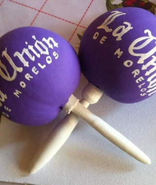 Manos artesanales de la comunidad de Huajintlán se han dedicado a crear las maracas desde hace décadas.