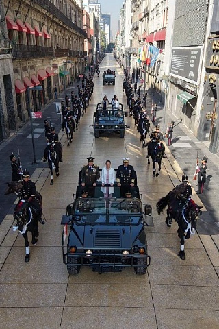 La presidenta de México estuvo acompañada de los titulares de las Fuerzas Armadas, quienes le refrendaron su lealtad y respaldo a las instituciones del país. 