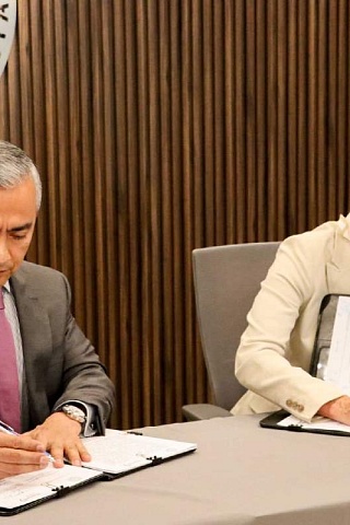 El fiscal Fernando Blumenkron y la consejera Mireya Gally firmaron el convenio. 