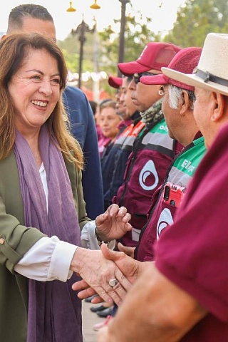 Margarita González, mandataria estatal, encabezó la ceremonia de honores a la bandera ayer en el zócalo de Ocuituco. 