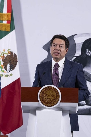 La jefa del Ejecutivo federal y el secretario de Educación Pública, Mario Delgado, anunciaron la construcción de 18 preparatorias, la ampliación de 33 planteles y la reconversión de 35 secundarias a bachilleratos; estas acciones generarán espacio para 38 mil 700 nuevos estudiantes.