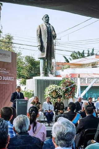 En la ceremonia conmemorativa, el alcalde resaltó que la figura de Benito Juárez trasciende su dimensión histórica para convertirse en un referente moral del servicio público.