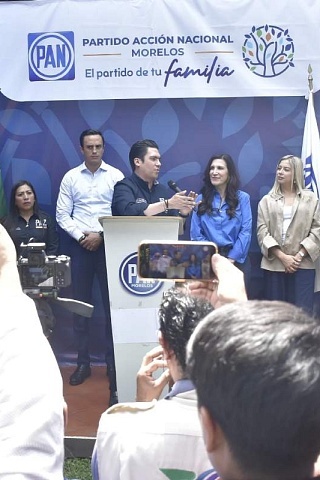 El líder nacional del PAN, Jorge Romero, se reunió ayer en Cuernavaca con diputados y alcaldes de ese partido en la entidad.   