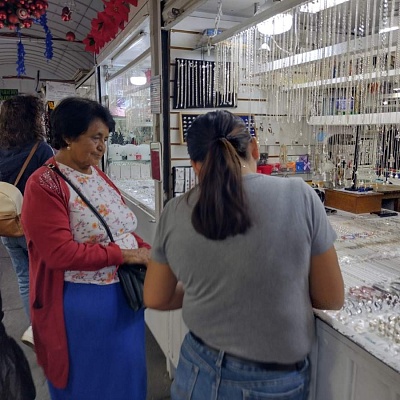 Las fiestas de fin de año son ocasión especial para la venta de los productos de plata en la plaza ubicada en el Centro de Cuernavaca, celebraron artesanos del lugar.  
