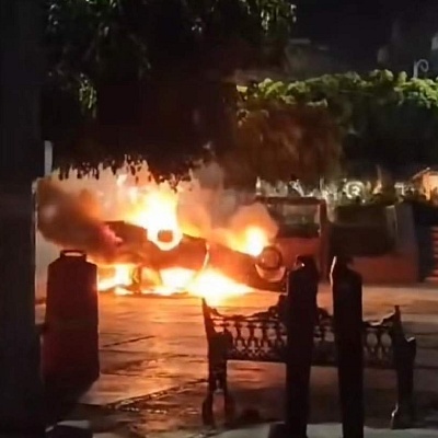 El taxi fue incendiado en el primer cuadro de Tetela del Volcán, la noche del sábado.