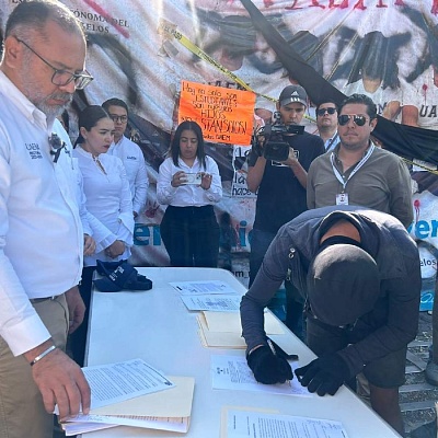 Comisión de Diálogo de la UAEM entregó ayer el documento a estudiantes en la Puerta 1 del campus Chamilpa de la Máxima Casa de Estudios. 