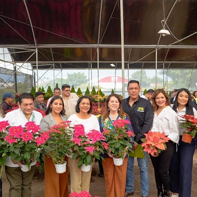 Autoridades encabezadas por la gobernadora Margarita González Saravia y productores coincidieron en la importancia del trabajo en conjunto para mantener la competitividad de la floricultura local.  
