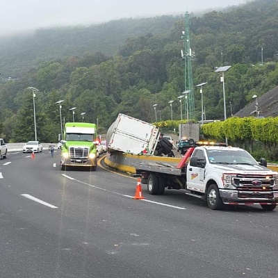 El camión causó daños en la estructura durante el impacto.
