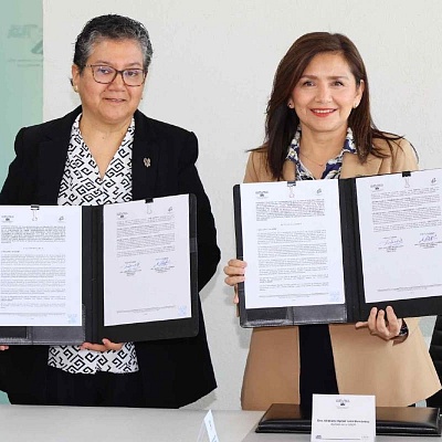 La presidenta de la ACMor, María Luisa del Carmen Garduño, y la rectora Viridiana León encabezaron la firma del convenio.