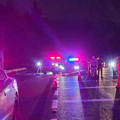  La mujer que falleció fue embestida por el auto en el que viajaban los delincuentes.