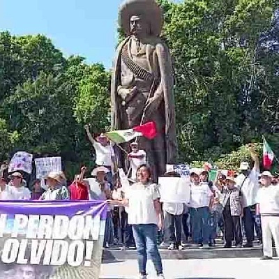 Ciudadanos de diversos sectores sociales participaron en la movilización, que concluyó frente al monumento a Emiliano Zapata, en la plaza Revolución del Sur. 