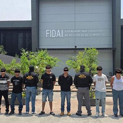 Además de los detenidos, las autoridades también aseguraron un arma, la lona y una camioneta con alteraciones en sus placas.