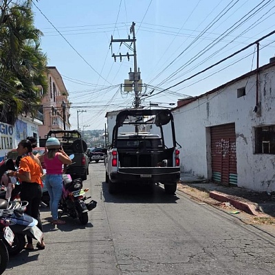  Comerciantes y vecinos de la zona se alarmaron al escuchar los disparos.