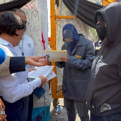 María Delia Adame, secretaria general de la UAEM, entregó la carta de garantías a estudiantes que están en paro en el campus Chamilpa, mientras otro grupo de jóvenes de la Resistencia Estudiantil bloqueó los accesos a la Facultad de Medicina la tarde de ayer. 