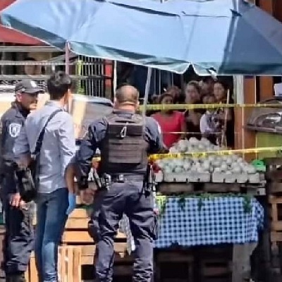 La menor quedó sin vida junto al puesto de su madre.