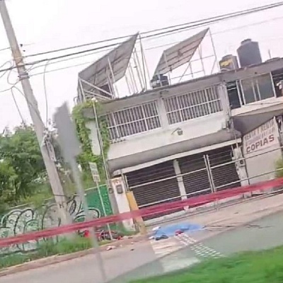 Fallece motociclista al derrapar