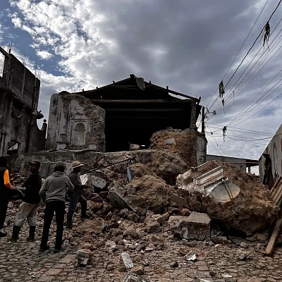Una vivienda de adobe colapsó en Santa María de Jesús, Sacatepéquez, tras los sismos del 8 de julio. 