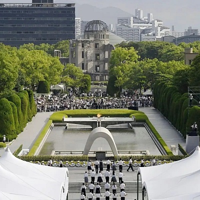 Asistentes a la ceremonia de conmemoración del 80 aniversario del bombardeo en el Parque Conmemorativo de la Paz de Hiroshima, en esta ciudad, ubicada al oeste de Japón.