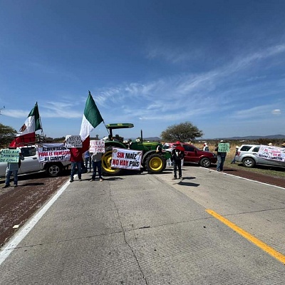 Campesinos cerraron la autopista Siglo XXI, a la altura del poblado de Amilcingo.