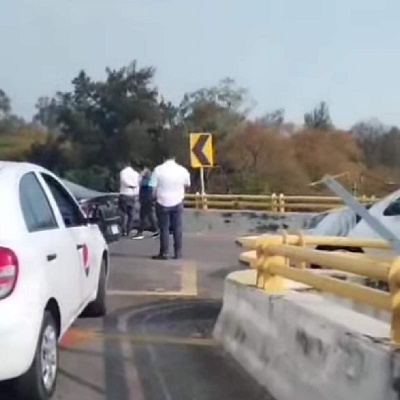 Los individuos quedaron tirados sobre el asfalto tras el impacto.