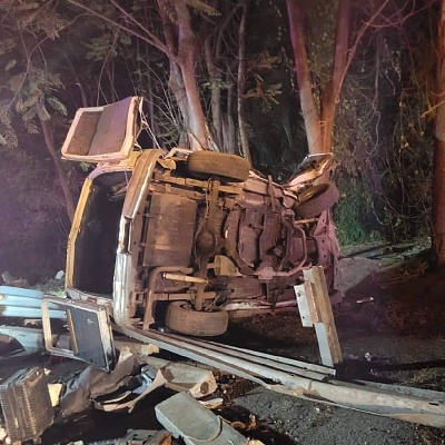 La camioneta en la que viajaban las víctimas terminó volcada a orillas de la carretera.
