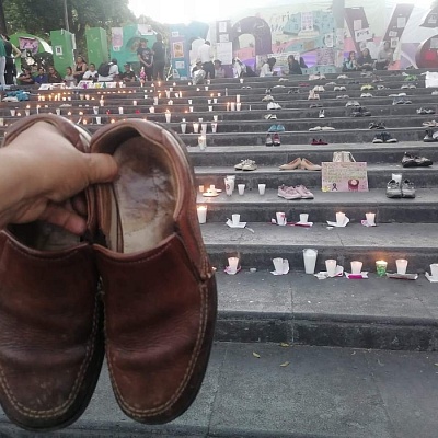 Organizaciones colocaron 400 velas y zapatos sobre las escalinatas de la plaza de armas. 