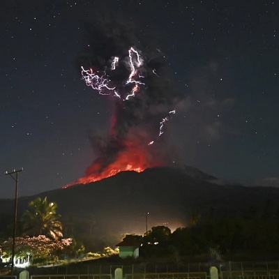 En esta imagen, distribuida por la Agencia Geológica (Badan Geologi) del Ministerio de Energía y Recursos Minerales de Indonesia, un rayo sobre el volcán Lewotobi Laki-Laki, mientras arroja material volcánico en plena erupción, en East Flores, Indonesia, el 1 de agosto de 2025. 