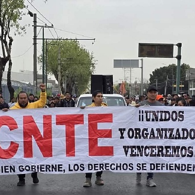 Un nutrido contingente de maestros adscritos a la Coordinadora Nacional de Trabajadores de la Educación (CNTE) bloqueó las vialidades aledañas al Aeropuerto Internacional de la Ciudad de México (AICM).