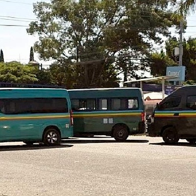 Transportistas bloquearon los accesos al municipio.