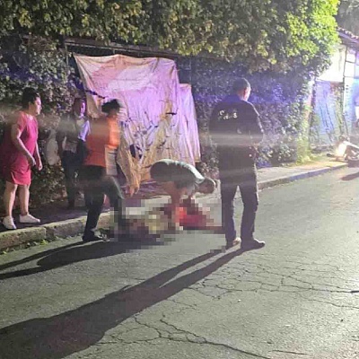 El cuerpo del occiso quedó tendido sobre la calle, mientras que el lesionado fue trasladado a un hospital para su atención. 