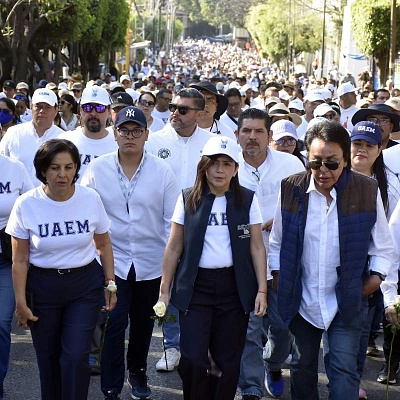 La rectora Viridiana Aydeé León participó en uno de los contingentes de estudiantes que marcharon ayer en Cuernavaca. 
