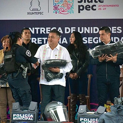 El titular de la SSPC, Miguel Ángel Urrutia, participó ayer en la entrega de equipo táctico a la Policía de Jiutepec por parte de la alcaldía de ese municipio. 