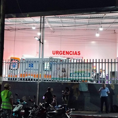 Los hombres fueron trasladados de urgencia a un hospital.