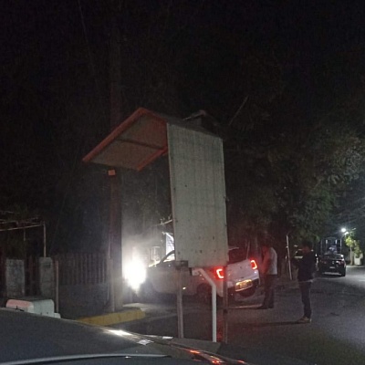 El vehículo que conducía el exfuncionario terminó impactado contra un inmueble.