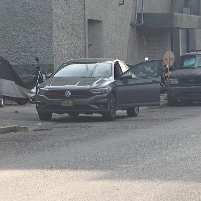  La circulación vehicular estuvo cerrada hasta que se llevaron el auto de la víctima.