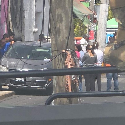 Uno de los jóvenes quedó sin vida en el interior del automóvil.