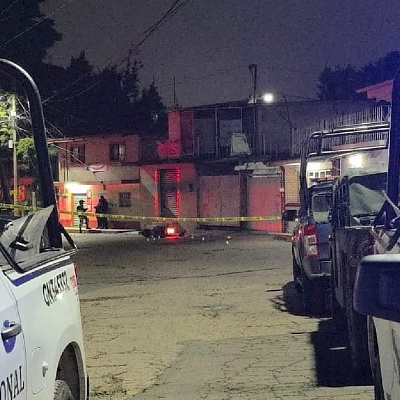 En el lugar del ataque quedó tirada la motocicleta en la que viajaban las víctimas.