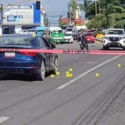 El automóvil en el que viajaban las víctimas cuando fueron agredidas.