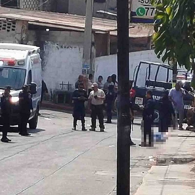 La víctima quedó sin vida entre la banqueta y el arroyo vehicular.