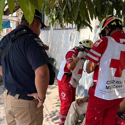 El afectado recibió los primeros auxilios en el lugar del percance y después fue llevado a un hospital.