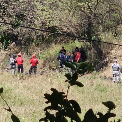  La mujer estaba sumergida en un canal de riego.